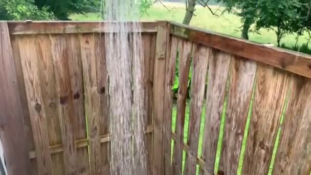 Prysznic Roboczy Świeżym Powietrzu Deszczowy Dzień Real Time Pan — Wideo stockowe