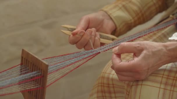 Anziani Scandinavi Donna Inkle Loom Tessitura Castello Static Close — Video Stock