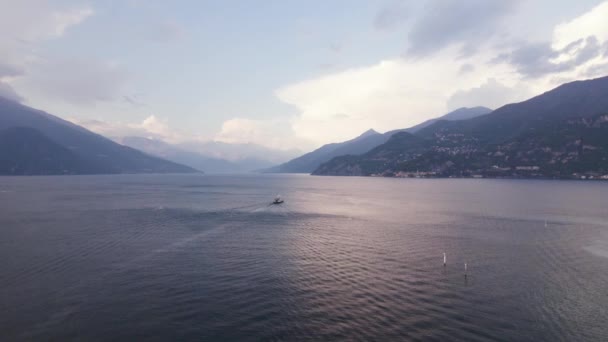 Crucero Barco Lago Como Con Amplias Vistas Cordillera Italia Antena — Vídeo de stock