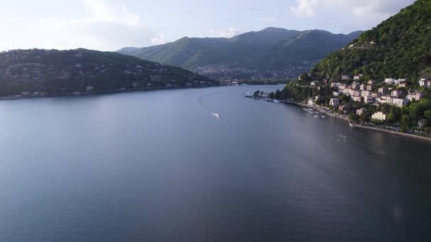 風光明媚な山の範囲でコモ湖の穏やかな水ロンバルディア州 イタリア — ストック動画