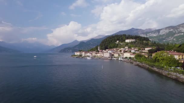 Båtar Segling Comosjön Bellagio Italien Med Utsikt Över Prestigefyllda Waterfront — Stockvideo