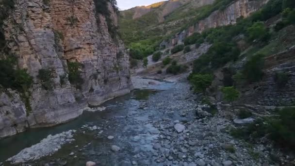 Flyg Framåt Genom Langarica Canyon Vjose Floden Permet Albanien — Stockvideo