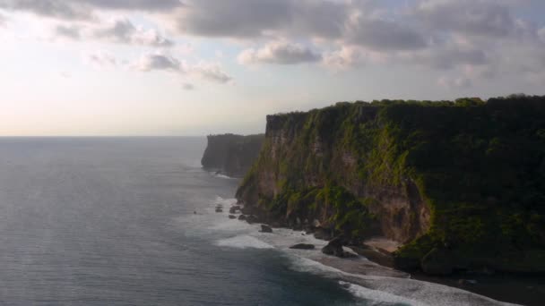 Silhouette Majestic Uluwatu Cliffs Standing Tall Coastline Beach Low Tides — Stock Video