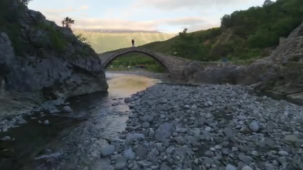 Aerea Verso Pietra Arco Ponte Montagna Fondale Permet Albania — Video Stock
