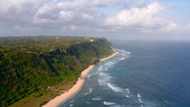 Вид Высоты Птичьего Полета Величественные Скалы Возвышающиеся Береговой Линии Пляжа — стоковое видео