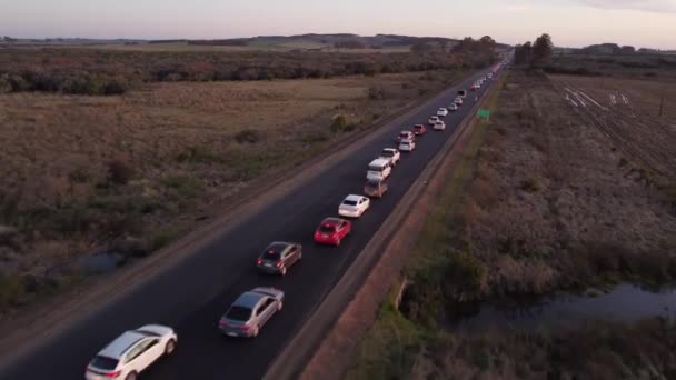 Imágenes Dinámicas Una Larga Congestión Tráfico Una Ruta Rural Uruguay — Vídeos de Stock