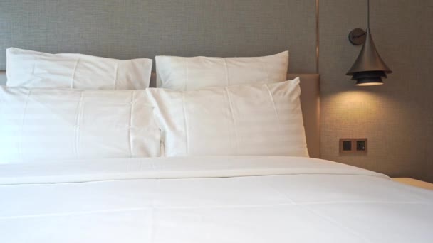 パンはリゾートホテルのベッドの枕を渡って右に左 — ストック動画