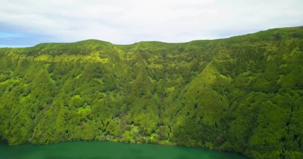 Luchtfoto Van Verticale Vulkanische Heuvel Van Tropisch Bos Krater Van — Stockvideo