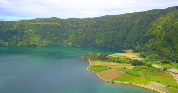 Αεροφωτογραφία Μιας Από Τις Λίμνες Κρατήρων Του Εθνικού Πάρκου Σέτε — Αρχείο Βίντεο