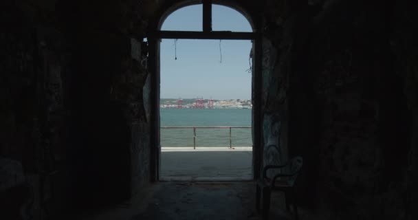 Veduta Motoscafo Che Passa Dall Interno Vicolo Abbandonato Lisbona Portogallo — Video Stock