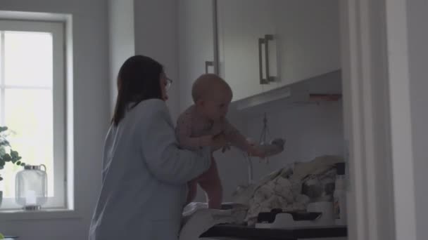 一个刚换完几个月大的女婴 抱着她的母亲的家庭场景的静态画面 — 图库视频影像