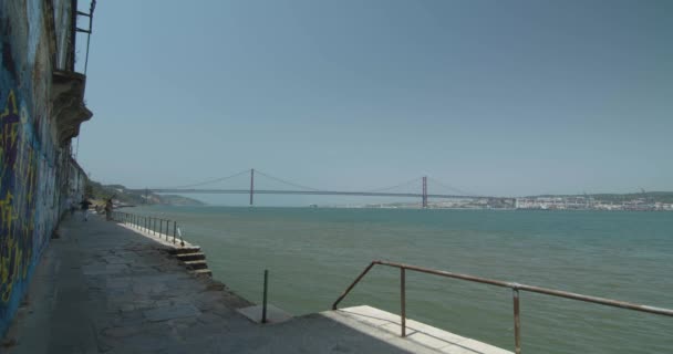 Promenade Cacilhas Sisi Lain Lisbon Portugal Jembatan Abril Kejauhan — Stok Video