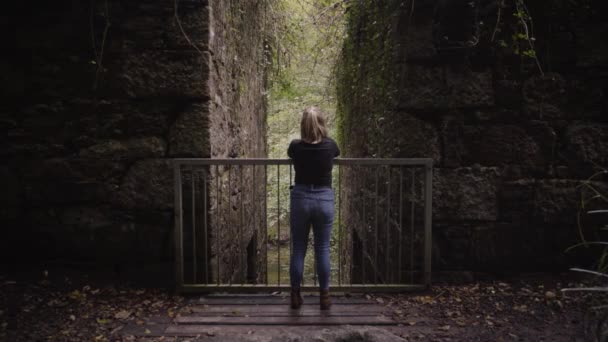 Kvinnlig Turist Tittar Genom Övergivna Byggnader Skogen Kennall Vale Naturreservat — Stockvideo