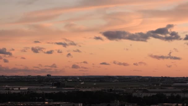 Avión Despegando Aeropuerto Oscuro Amanecer Sobre Fondo Naranja Cielo Verano — Vídeo de stock