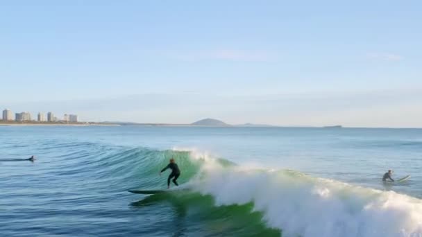 オーストラリアビーチ沖のオーシャンウェーブでのサーフィンバレルでのサーフィンドロップ 4K空中ドローン — ストック動画