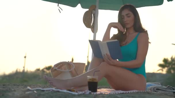 Красивая Женщина Пляже Ставит Свою Книгу Встать Поплавать — стоковое видео