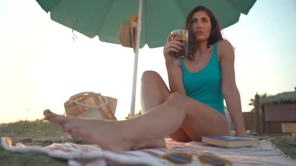 Žena Odpočívající Pláži Vstane Zamíří Vodě — Stock video
