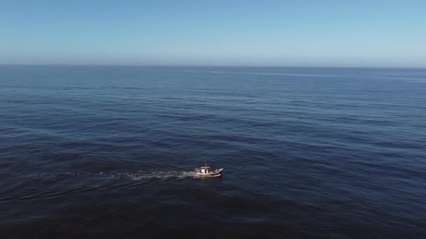 一艘游轮在乌拉圭海岸大西洋中部的动态轨道拍摄 除了晴朗的天空和开阔的水面 你看不到别的地方 — 图库视频影像