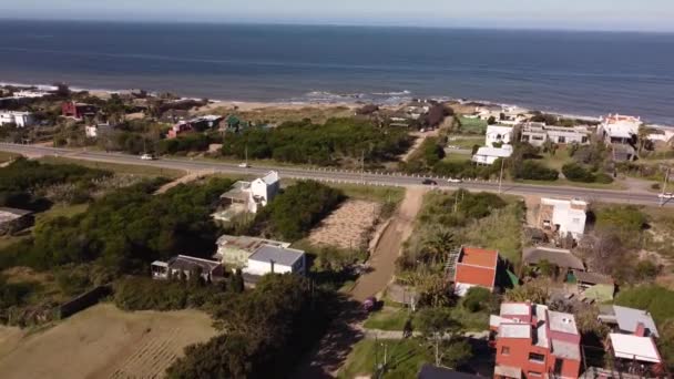 Dynamisk Bana Med Flygbilder Livliga Huvudvägarna Punta Del Este Beach — Stockvideo