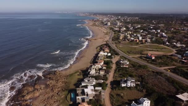 乌拉圭El Chorro地区的Punta Del Este海滩的动态航拍 这部分海洋是大西洋的一部分 这个地方已经是个有干净水源的文明地区了 — 图库视频影像