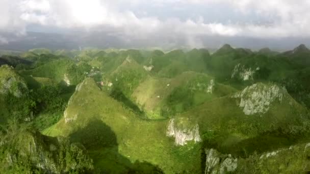 オスメナ ピーク フィリピンの上空からの眺め 緑の山々の眺め — ストック動画