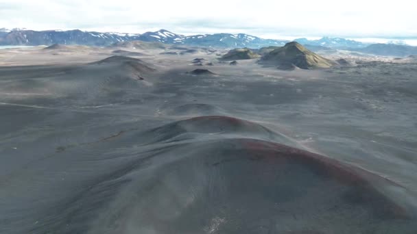 Aerial Pullback Röda Vulkaniska Craters Isländska Högländerna Drönarskott — Stockvideo