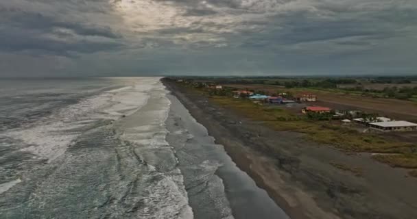 在暴风雨的日子里 帕洛格朗德巴拿马航空V3在太平洋海岸上空和沿岸捕捉到海浪 刮起乌云袭击海岸和海滨的房屋 被Mavic Cine射中 2022年4月 — 图库视频影像