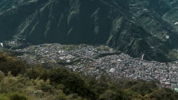 Bred Antenn Utsikt Över Staden Baos Agua Santa Ecuador Andinska — Stockvideo