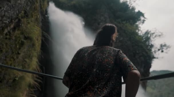 ヴェルデ エクアドルのパイロン ディアブロ滝の視点で旅行者 手持ち — ストック動画