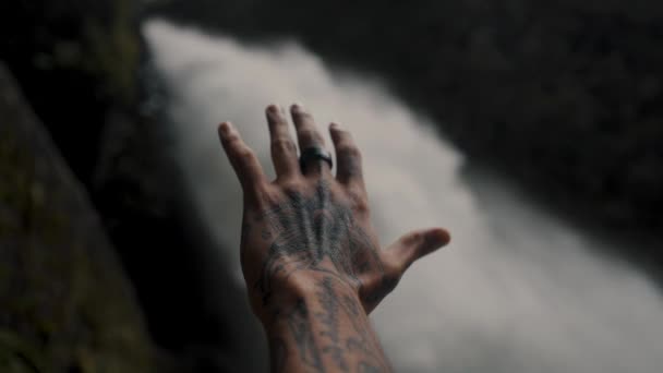 滝に向かって入れ墨を持つ男性の手 パイロン ディアブロ滝 バオス アグア サンタ エクアドル 選択的な焦点 — ストック動画