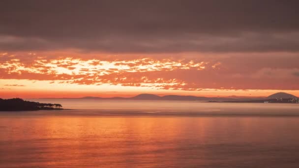 黄金の時間とウルグアイのプンタ エステビーチとゴリトリ島の夕日の静止したタイムラプス映像 雲が速く動く間 水は穏やかです — ストック動画