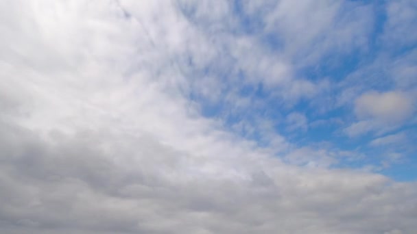 Statischer Zeitraffer Der Vorbeiziehenden Wolken Die Den Atemberaubenden Blauen Himmel — Stockvideo