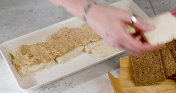 Toma Chef Preparando Más Sándwiches Una Bandeja Cepillándolos Con Lavado — Vídeo de stock
