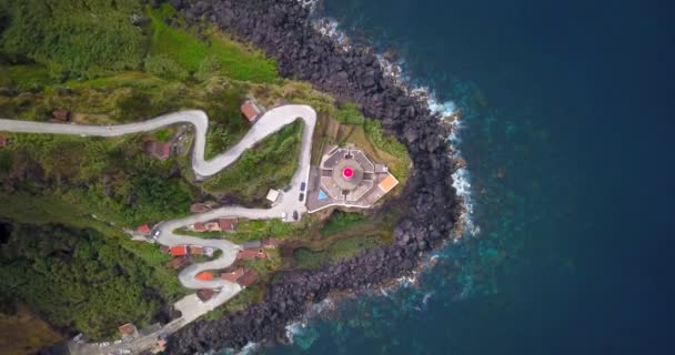 Drone Κάθοδος Προς Φάρο Ponta Arnel Ένα Βράχο Στο Νησί — Αρχείο Βίντεο