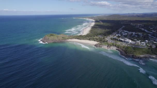 白い砂浜とアクアブルーの海の息をのむような景色を望むカバリータのNorries Headland オーストラリアのニューサウスウェールズ州のツイード地域 — ストック動画