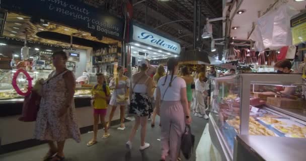 Αγορά Boqueria Βαρκελώνη Τουρίστες Περνούν Από Τους Πάγκους Τρόφιμα Μπαρτσλονα — Αρχείο Βίντεο
