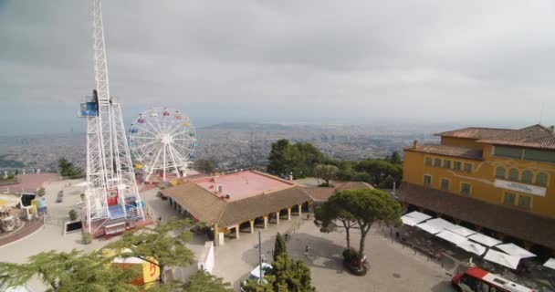 スペインのバルセロナにあるチビダボ遊園地 上からの眺め ヴィンテージテーマパーク — ストック動画