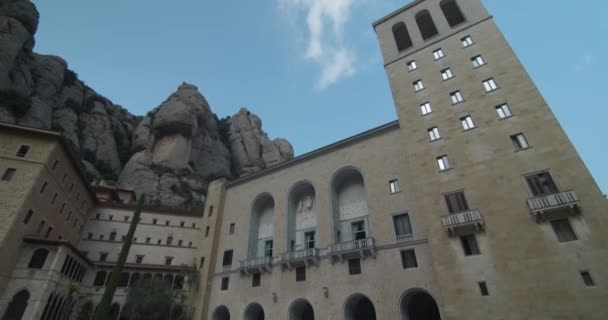 스페인 카탈루냐에 몬세라트 수도원 사람들은 수도원 광장을 다닌다 — 비디오