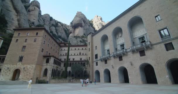 관광객들은 바실리카의 입구를 걷는다 마리아 세라트 수도원 스페인의 카탈루냐 — 비디오
