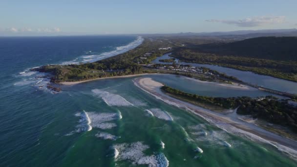 夏の日差しがヘイスティングス ポイント ビーチとクッジェラ クリークを越えてオーストラリアのニューサウスウェールズ州 — ストック動画