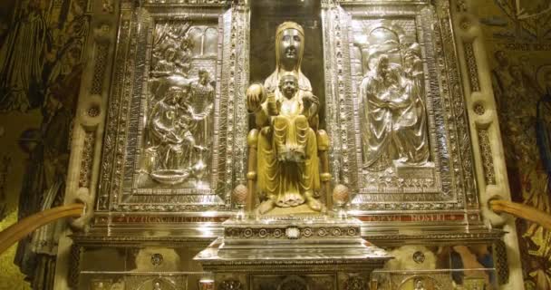 라트의 마도나와 지혜의 왕좌에 스페인 카탈루냐에 몬세라트 수도원 — 비디오