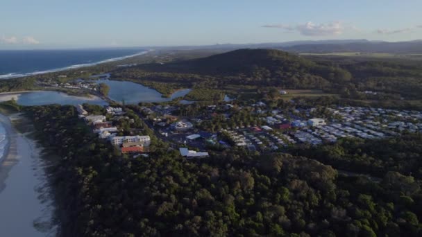 ヘイスティングス ポイント ビーチのパノラマとオーストラリア ニューサウスウェールズ州ヘイスティングス ポイントの下のクッジラ 左側の空中パン — ストック動画