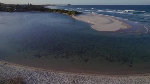 ニューサウスウェールズ州のヘイスティングス ポイントのサンディ ビーチのクリア ウォーターズ クッジェラ クリーク — ストック動画