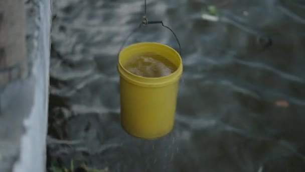 Местный Житель Бангкоке Таиланд Приносит Воду Реки Булыжником Привязанным Веревке — стоковое видео