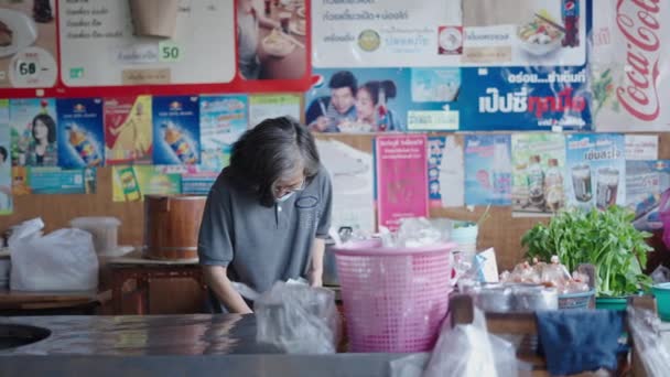 Verouderde Zakenvrouw Telt Cash Verkopen Vanuit Winkel Bangkok Middelmatig Schot — Stockvideo