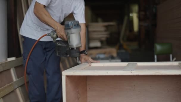 Hombre Usando Pistola Clavo Neumática Caja Almacenamiento Jaula Madera Cerca — Vídeo de stock