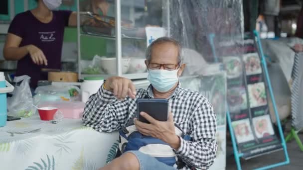 Old Man Disposable Face Mask Χρησιμοποιώντας Tablet Computer Στην Οδό — Αρχείο Βίντεο
