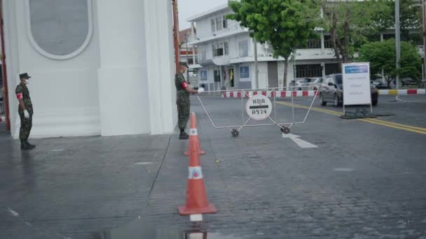 Twee Thaise Soldaten Groeten Een Auto Die Het Gebouw Binnenrijdt — Stockvideo