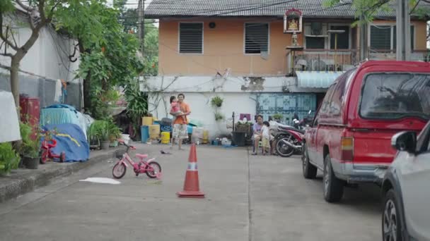 位于泰国曼谷的一个典型公寓外的家庭在白天冷却 — 图库视频影像