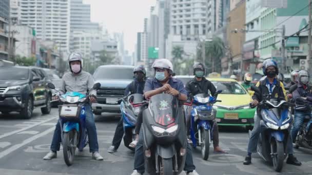 在泰国曼谷 骑摩托车的汽车和骑手在红绿灯前停下并等候 以便为过马路的行人让路 Pov — 图库视频影像